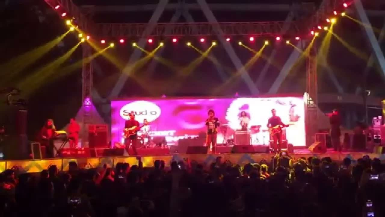 The stage, the crowd and the raised phones